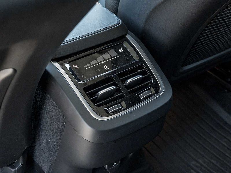 Volvo  B6 AWD Plus Dark Theme 7-Seater  HARMAN KARDON
