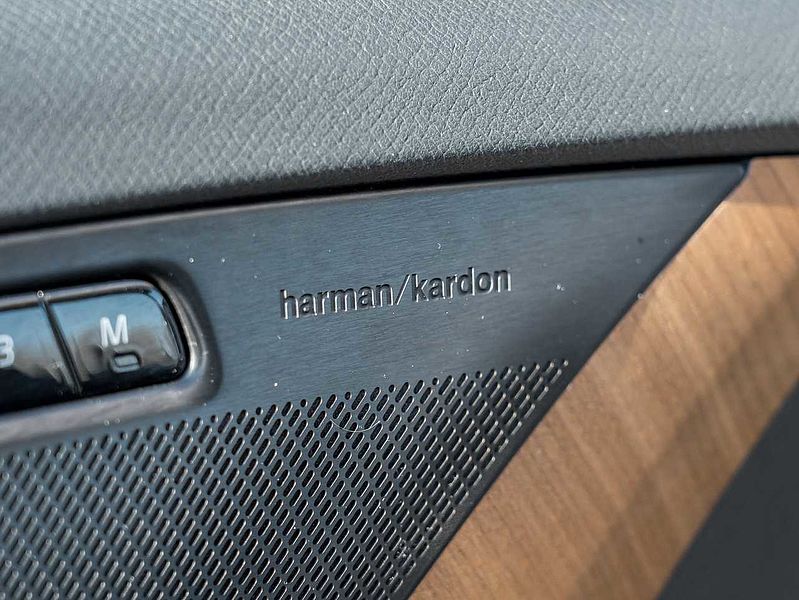 Volvo  B6 AWD Plus Dark Theme 7-Seater  HARMAN KARDON